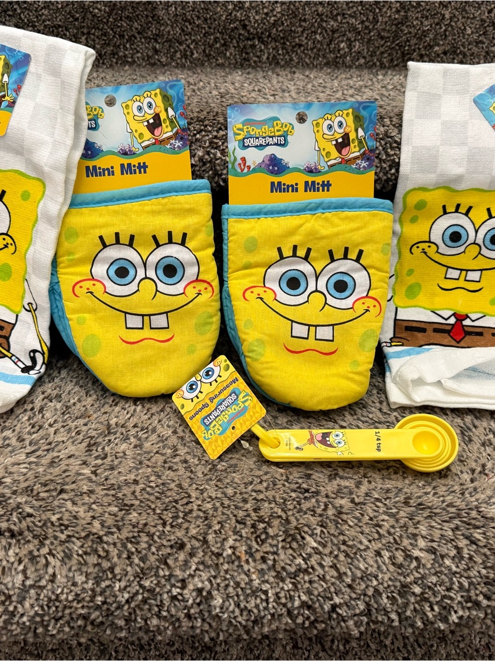 SpongeBob Squarepants Yellow & Blue Mini Oven Mitts with Yellow Measuring Spoons